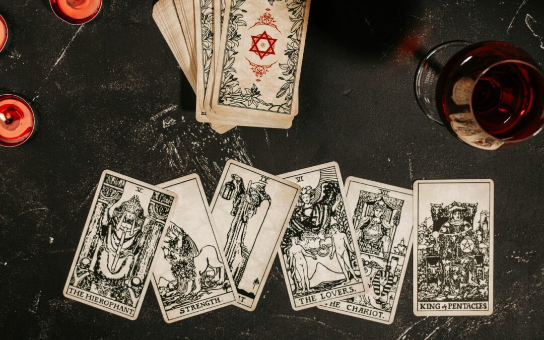 Histoire du Tarot : Des origines médiévales aux adaptations modernes.