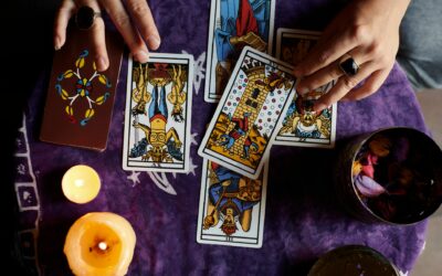 Interprétation Intuitive du Tarot : Aller au-delà des significations traditionnelles pour une lecture plus personnelle.