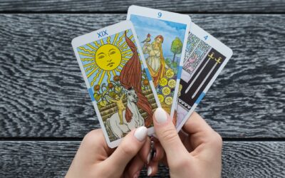 Le Tarot et les Autres Systèmes de Divination : Comparaison avec l’astrologie, le Yi Jing et d’autres formes de divination.