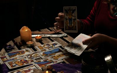 La Symbolique des Couleurs dans le Tarot : Comment les couleurs influencent la signification des cartes.