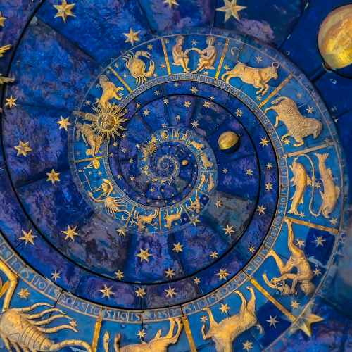 Les controverses et critiques autour de l’astrologie et des thèmes astraux.