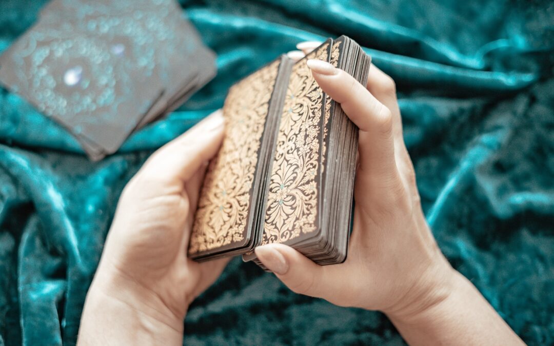 Pourquoi le tarot est-il un outil précieux pour la voyance par téléphone ?